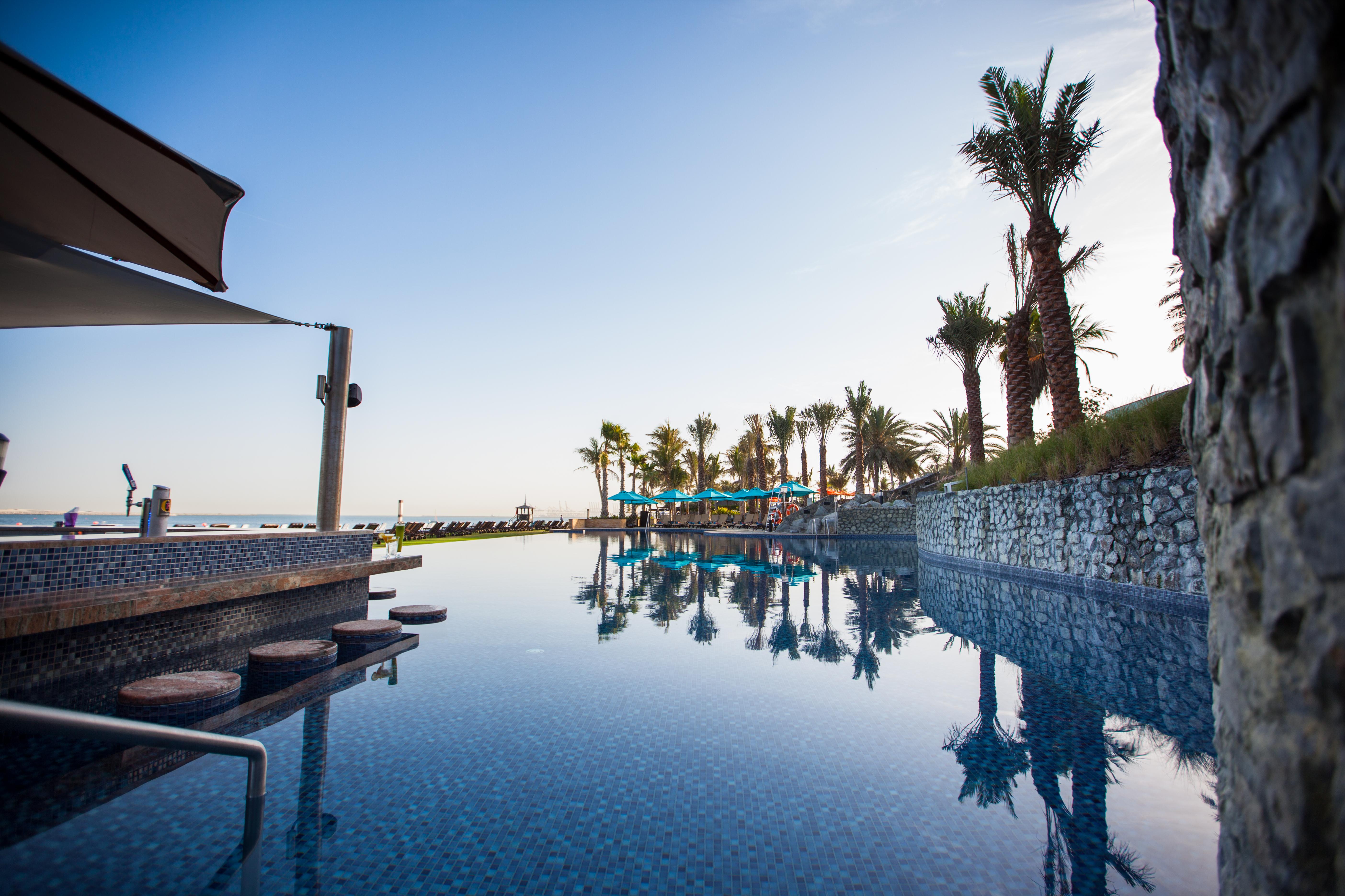 Ja The Resort - Ja Palm Tree Court, Dubái Exterior foto Infinity pool at the Kempinski, Muscat