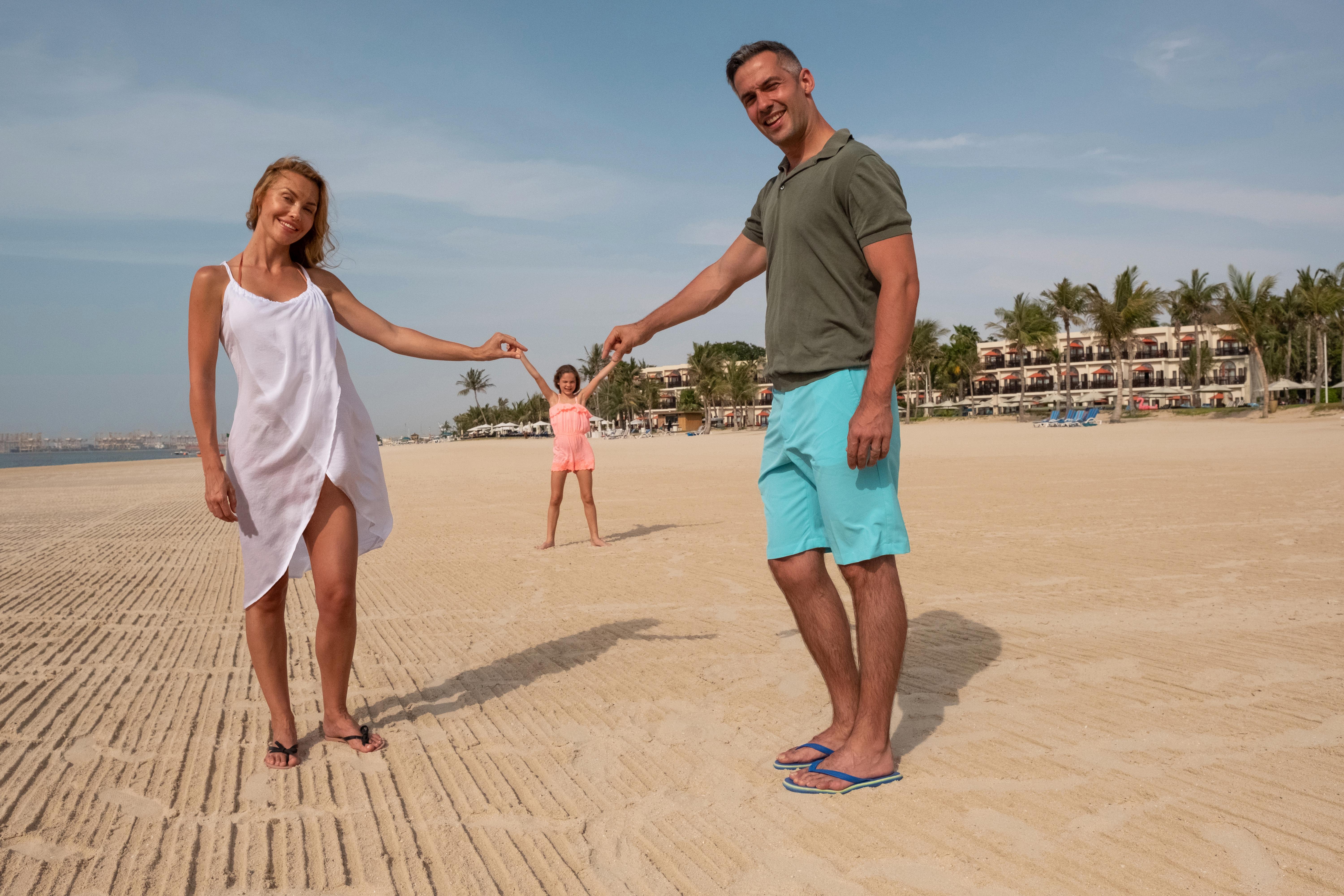 Ja The Resort - Ja Palm Tree Court, Dubái Exterior foto Family on the beach