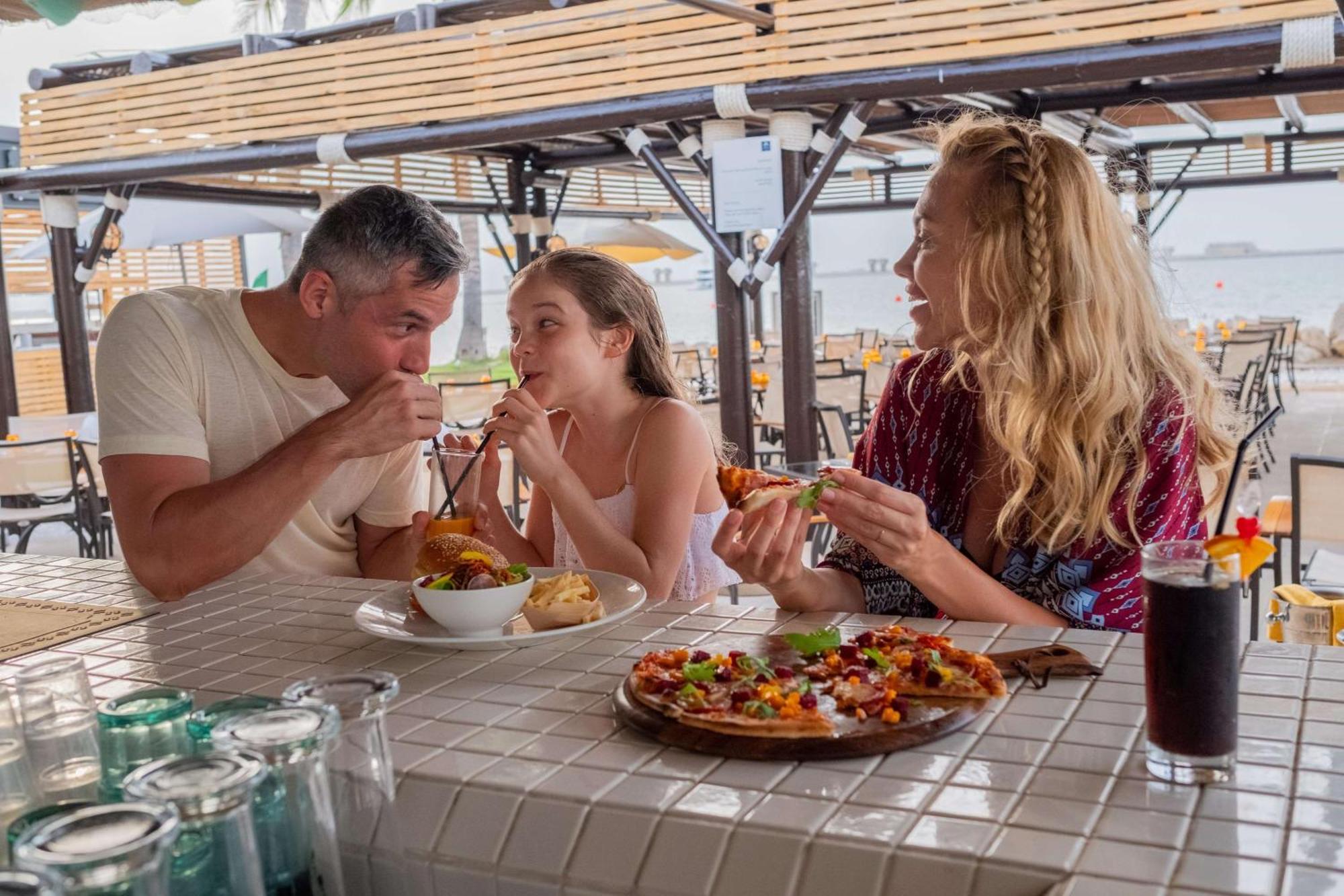 Ja The Resort - Ja Palm Tree Court, Dubái Exterior foto Family dining at a restaurant