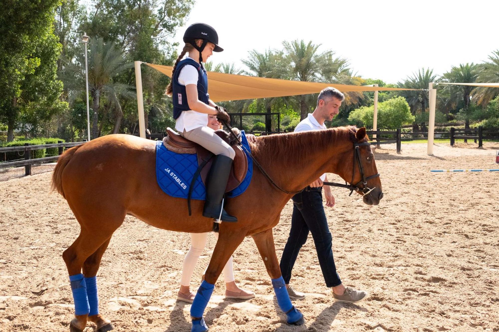 Ja The Resort - Ja Palm Tree Court, Dubái Exterior foto A young rider with her instructor