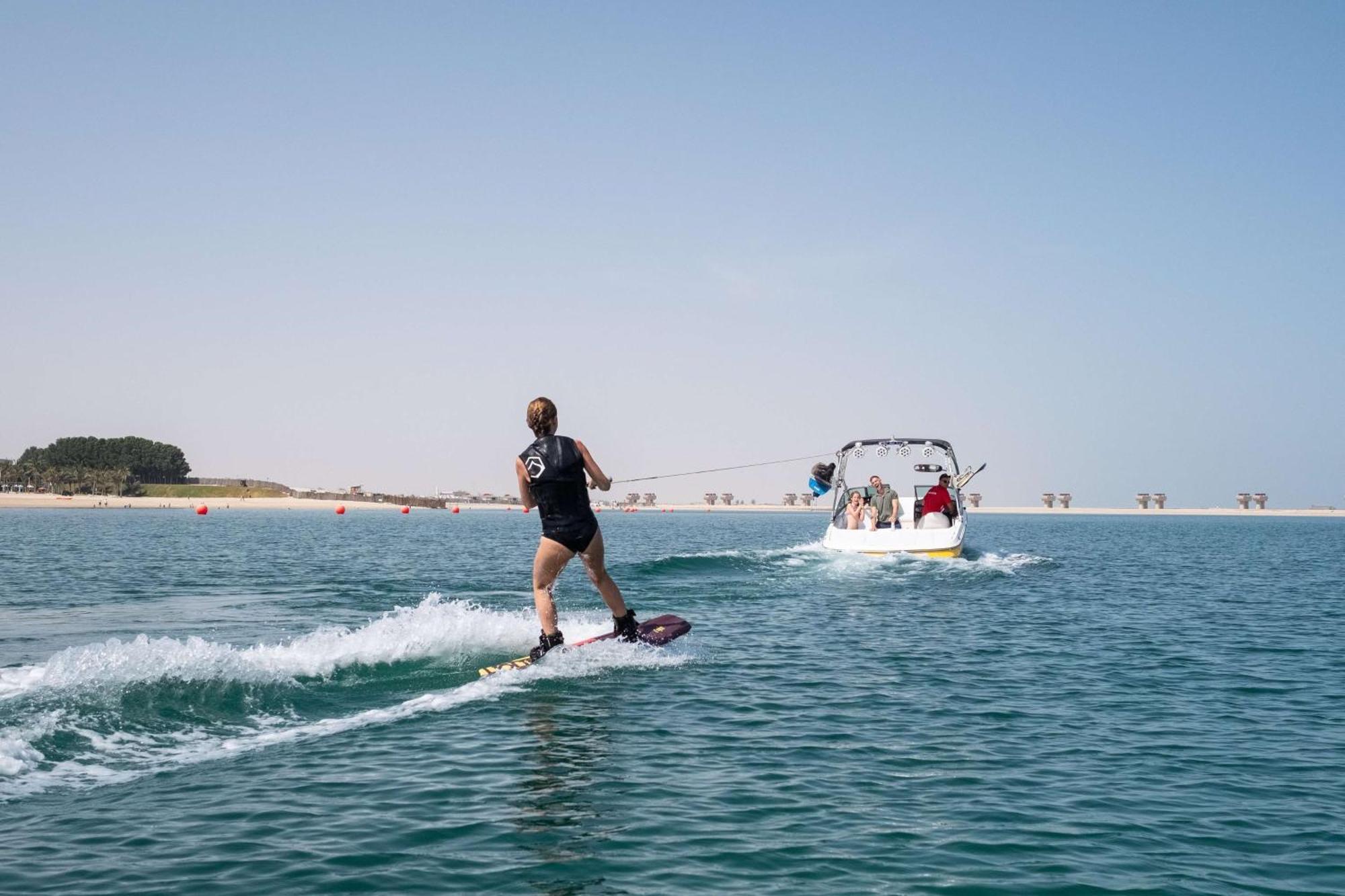 Ja The Resort - Ja Palm Tree Court, Dubái Exterior foto A surfer on the waves of the Gulf of Oman